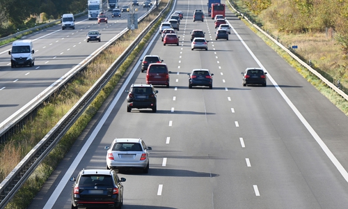 Wer auf der Autobahn länger als nötig auf dem linken Fahrstreifen fährt, sorgt oft für eigentlich vermeidbare gefährliche Situationen. Symbolbild