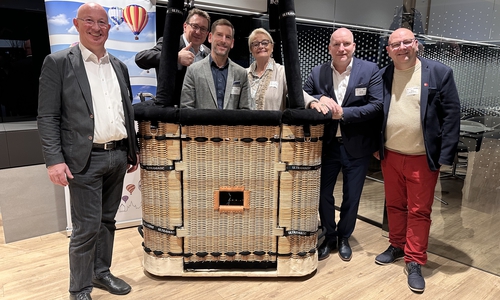 Detlev Quidde (Oker-Ballooning), Stefan Becker (Autohaus Rosier) und Marc Angerstein (Geschäftsführer Medien für die Region GmbH) mit den Gewinnern Andreas Kraus, Christian Brosch und Susanne Renter-Schroers. 