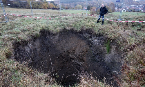 Thomas Finkeldey, Altbergbauspezialist beim LBEG, begutachtet den Tagesbruch.