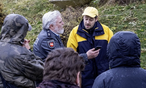 Polizist Frank Koops und Postbote Heiner (Moritz Führmann)