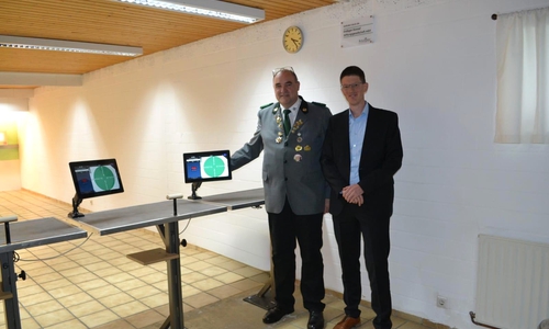 Christian Bode (Vorsitzender des Vallstedter Schützenvereins), Bürgermeister Tobias Grünert bei der Wiedereröffnung des Vallstedter Schützenvereins.