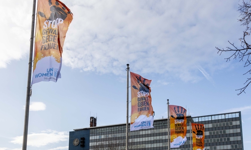 Farbige Flaggen wehten zum sogenannten Orange Day vor dem Rathaus.