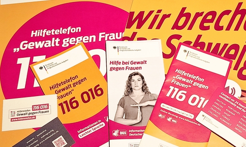 Eine Vielzahl unterschiedlicher Materialien des Hilfetelefons „Gewalt gegen Frauen“ für die Schaufensteraktion liegt schon bereit.