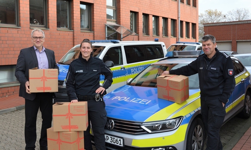 Sammelten Päckchen für Weihnachten; Leiter der Polizeiinspektion Volker Warnecke, Schirina Hasani, Jürgen Woelke als Leiter des Einsatz- und Streifendienstes.