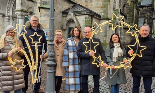 Gemeinsam für eine weihnachtlich beleuchtete Innenstadt: (v.l.) Melanie Mothes-Rump, Joachim Meyer und Sabine Künnecke (Kaufmannsgilde zu Peine e.V.), Anja Barlen-Herbig (Peine Marketing GmbH), Ralf Schürmann (Stadtwerke Peine GmbH) Saha Onal-Elmas (Wirtschaftsförderung der Stadt Peine) und Bürgermeister der Stadt Peine, Klaus Saemann. 