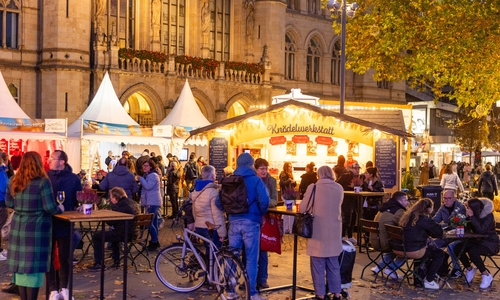 Von Kuchen über Mumme-Gulasch bis hin zu deftigen Knödelvariationen: Auf der Nibelungen-Schlemmer-Meile genossen Besucherinnen und Besucher in den Abendstunden viele leckere Gerichte, mit und ohne Mumme. 