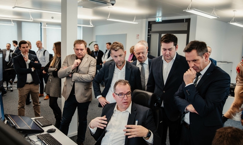 Die Oberbürgermeister Dennis Weilmann und Dr. Thorsten Kornblum sowie Wirtschaftsminister Olaf Lies lassen sich die Technik im neuen Remote Tower Center erläutern