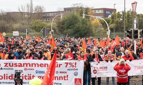 In Salzgitter nahmen heute 2.500 Menschen am Warnstreik der IG Metall teil. 