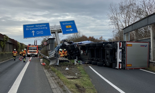 Der LKW war gegen den Schilderträger geprallt und umgekippt.