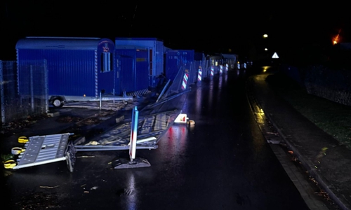 Auf der Rottorfer Straße mussten ein umgekippter Bauzaun und Schilder von der Straße geräumt werden. 