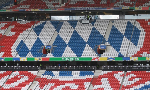 Sitzplätze mit Bayern-München-Logo (Archiv)
