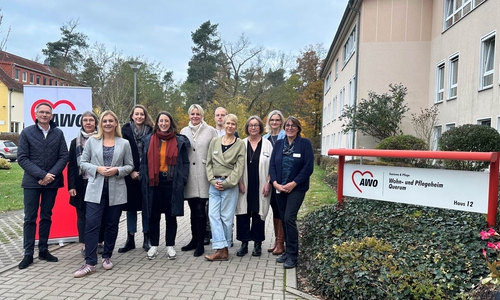 Thorsten Planck (Leiter Geschäftsfeld Senioren & Pflege), Beate Schüler (Pflegexpertin der TK), Sabrina Jacob (kommiss. Leiterin der TK-Landesvertretung Niedersachsen), Sophie Ramdor (CDU), Swantje Schendel (Bündnis 90/Die Grünen), Julia Retzlaff (SPD), Niklas Oppermann, Coco Rohwer (B2Bfit), Esther Wittmaier (Sozialdienstleitung Wohn- und Pflegeheim Querum), Friederike Schriewer (Bereichsmanagerin Senioren & Pflege) und Katja-Maria Staroste (Einrichtungsleiterin Wohn- und Pflegeheim Querum) (v. li.).