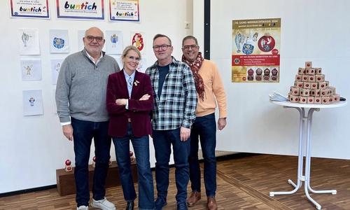 v.l.n.r.: Olaf Jaeschke (Galerist u. Lions Club), Delia Rauls (Jugendkustschule buntich e.V.) Gunnar Klenke und Detlef Ohlms (beide Activity Beauftragte Lions Club).