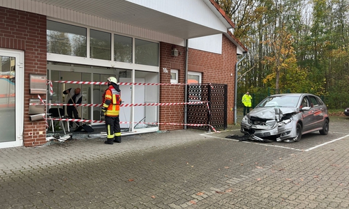 Das Auto und der beschädigte Eingangsbereich.