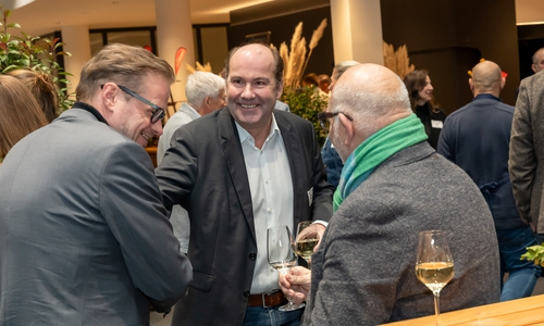 Die Gäste genossen das Aufeinandertreffen im Autohaus Rosier. 