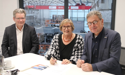 Prof. Dr. Martin Müller, Leiter des Instituts für Fahrzeugbau Wolfsburg am Campus Wolfsburg der Ostfalia Hochschule (li.), Prof. Dr. Rosemarie Karger, Präsidentin der Ostfalia Hochschule für angewandte Wissenschaften und Prof. Dr. Klaus Dilger, Vorstandsvorsitzender des OHLF e.V. bei der Vertragsunterzeichnung.