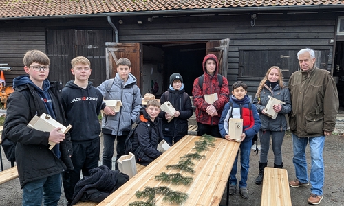 Die Schüler der Adolf-Grimme-Gesamtschule Oker vor dem Start ihrer Tour. Die Nistkästen, die sie anbringen, werden kleineren Vögeln in Kürze Platz zum Unterschlupf bieten.