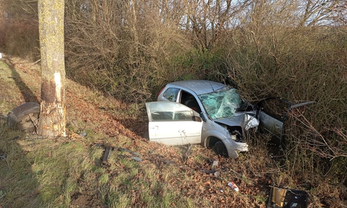 Das Auto wurde durch den Aufprall stark beschädigt.