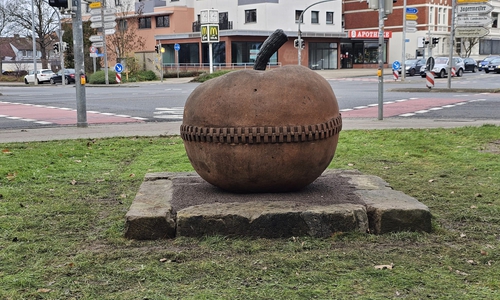 Kunst kehrt ins Stadtbild zurück: Da liegt er nun, der Apfel.