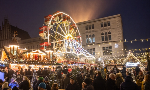 Insbesondere in den Abendstunden lockte der Braunschweiger Weihnachtsmarkt zahlreiche Gäste in die Innenstadt.