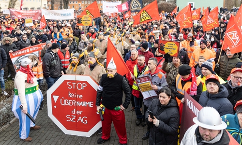 Zum Teil kostümiert protestierten die Beschäftigten der Salzgitter AG gegen die mögliche Übernahme.