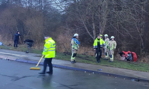 Die Straße wird von den Unfallspuren gesäubert.