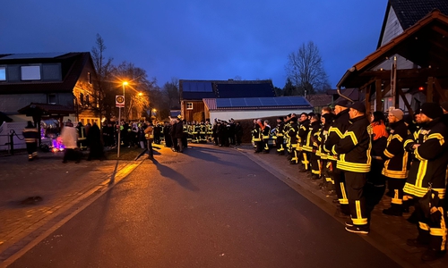 Feuerwehrabordnungen aus dem ganzen Landkreis waren gekommen.