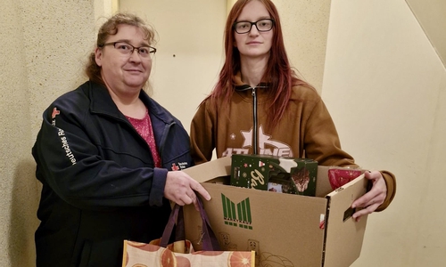 Yvonne Pischke (links) übergibt abgegebene Spenden an die Mutter der Familie, Hanna Popovic.