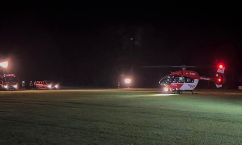 Die Feuerwehr leuchtet den Landeplatz aus. 