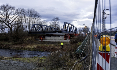 Am heutigen Mittwoch wurde die neue Brücke über die Oker eingesetzt. 