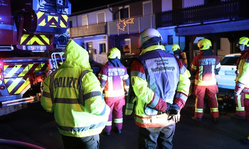 Die Feuerwehr brachte auch eine Drehleiter in Position.