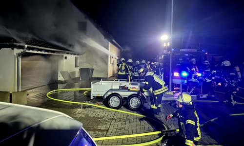 Mit einem großen Aufgebot an Einsatzkräften ging die Feuerwehr gegen den Brand vor.