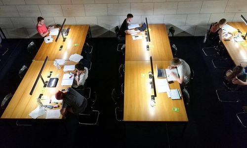 Studenten in einer Bibliothek (Archiv)