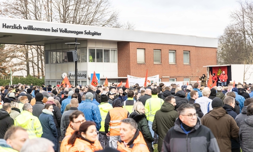 In Salzgitter nahmen rund 3.500 VW-Beschäftigte am Streik teil. 