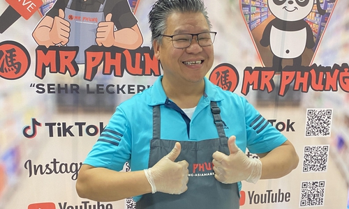 Mr. Phung freut sich schon auf das Comedy-Event in seinem Markt.