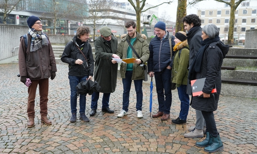  Landschaftsarchitekten und Stadtplaner sowie Mitarbeitende der Fachverwaltung tauschten sich auf dem Rathausplatz aus. 