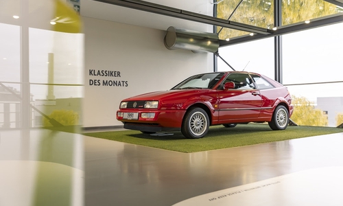 Der erste Volkswagen mit Kompressor-Motor und zugleich erster Mittelklasse-Sportwagen mit automatisch ausfahrendem Heckspoiler.