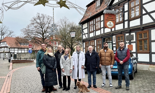 Bastian und Anja Michel (Un Mondo), Otto Saucke (1. Vorsitzender des Blickpunkt Fallersleben e.V.), Elisa Gliesner (Mitarbeiterin bei der WMG), Nina Dehn (TypischNina), Ortsbürgermeister André-Georg Schlichting, Mamoon Ali (Mamo Kiosk) und Max Mothsche (KÖNIG Glas + Fensterbau) (v. li.).