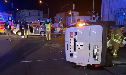 Ein Wagen war auf der Seite gelandet.