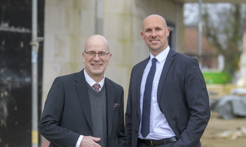 Stefan Honrath, Leiter der Direktion Peine, und Andre Bonitzke, Leiter Privatkunden, von der Volksbank BRAWO machten sich im März 2024 ein Bild von den Baufortschritten und freuen sich nun auf die Eröffnung der neuen Filiale in Edemissen im Januar 2025.