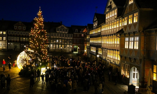 Viele Bürgerinnen und Bürger verfolgten in diesem Jahr die Übergabe der Friedenstanne von den Logen an die Stadt.