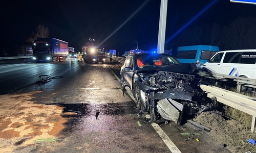 Auch ein zweites Fahrzeug wurde bei dem Unfall zerstört. 