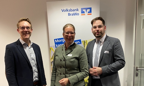 Nicole Mölling (Mitte), Leiterin der Direktion Salzgitter/Sickte der Volksbank BRAWO, gemeinsam mit Referent Claus-Friso Gellermann (links), Geschäftsführer der Nordzucker Plant Based Ingredients GmbH und Henning Rühmann, Vorstand des Niedersächsischen Landvolk Braunschweiger Land e. V. für die Region Salzgitter beim Agrarzirkel Salzgitter. 