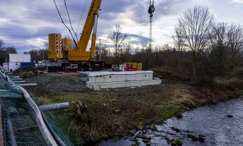 Heute wurde die neue Brücke eingesetzt. 