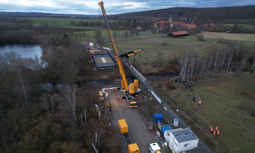 Am heutigen Mittwoch wurde die neue Brücke über die Oker eingesetzt. 