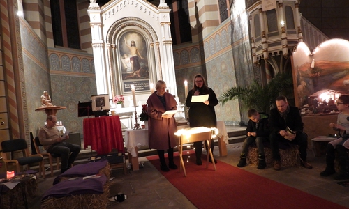 Stubenweihnacht in Groß Lafferde: Pastorin Julia Braunsteiner rechts und Kirchenvorsteherin Ute Blume.