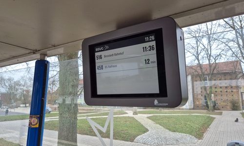 DFI-Monitor an der Bushaltestelle „Wahler Weg“ in Vechelde.