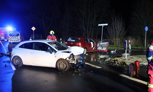 Die Fahrzeuge wurden durch den Zusammenstoß stark beschädigt.