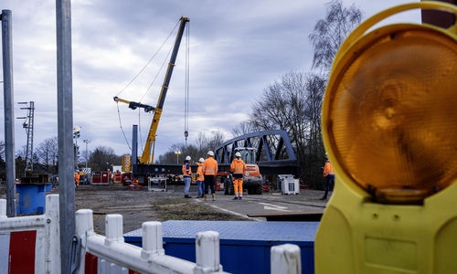 Am heutigen Mittwoch wurde die neue Brücke über die Oker eingesetzt. 