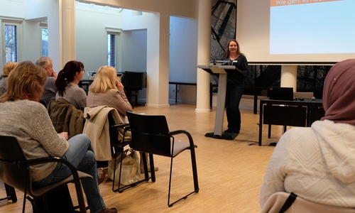 Dajana Zeidler (Mitte), Koordinatorin für Bildung und Migration beim Landkreis Goslar, begrüßt die Gäste bei der Veranstaltung „Wie geht es nach der Schule weiter?“.